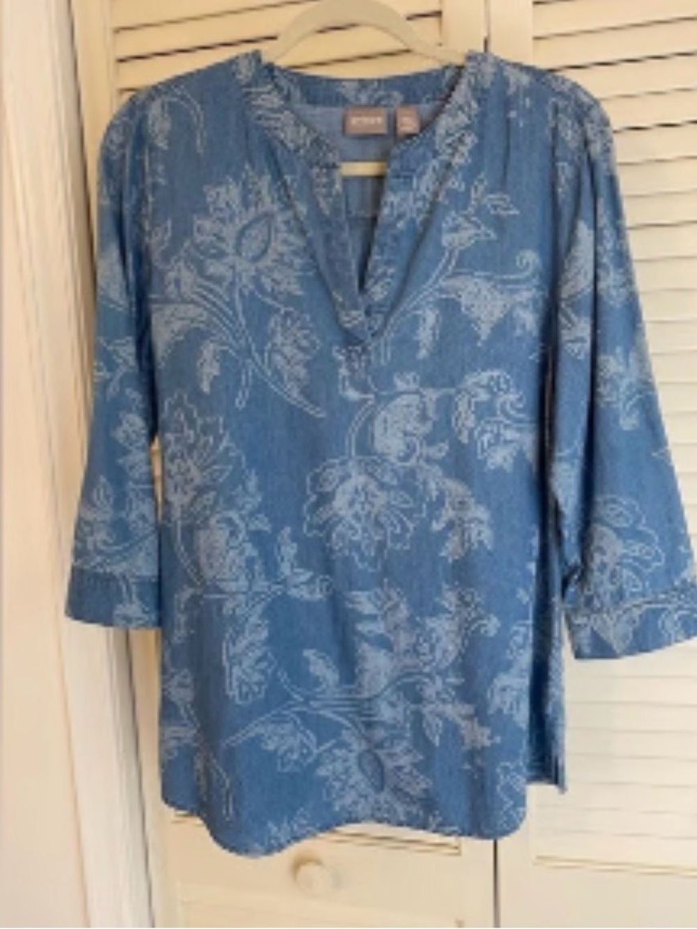 Chico’s Women's Blue Floral Print  V-Neck 3/4 Sleeve Top
100% Cotton
